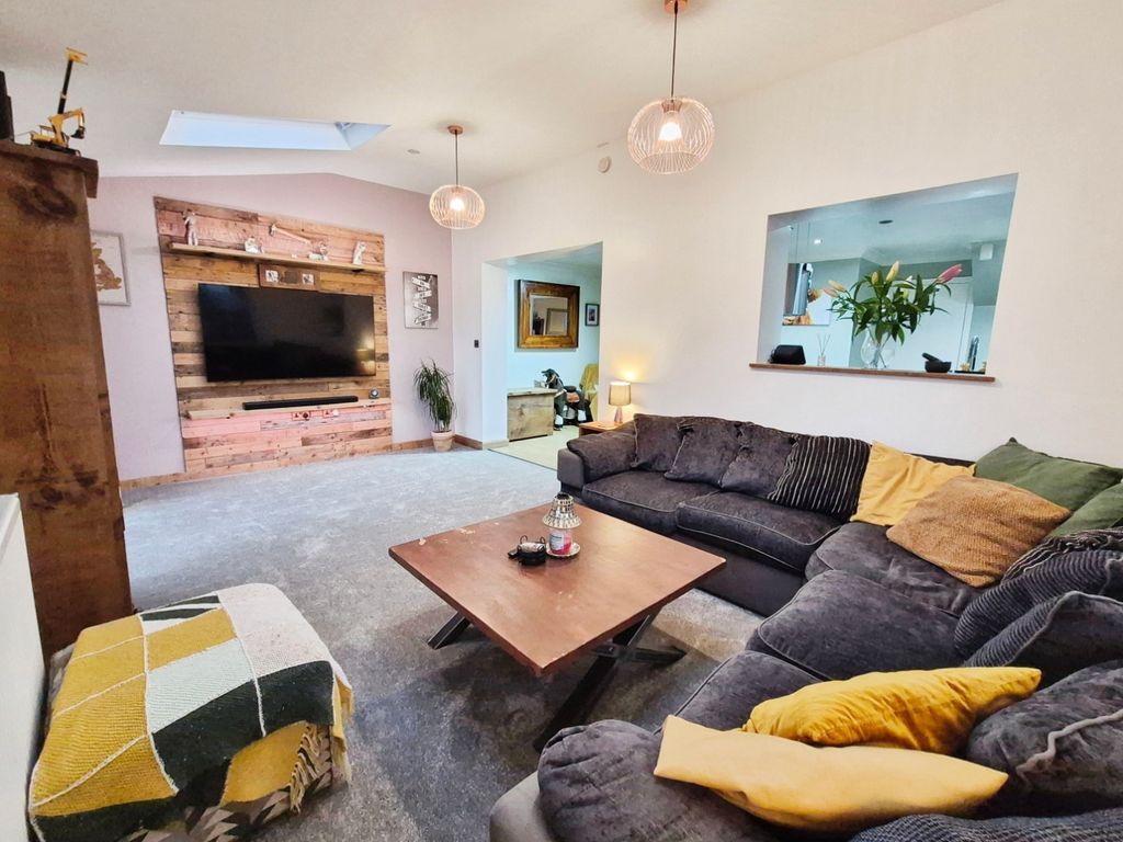 Property photo 3 of 54 Lounge