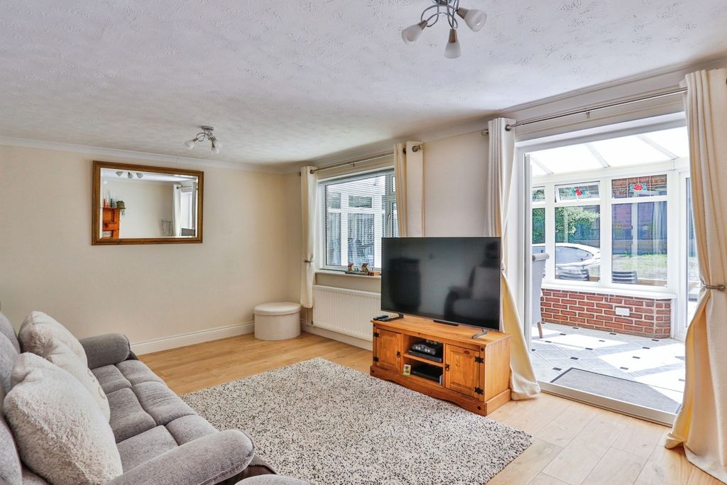 Property photo 2 of 17 Lounge