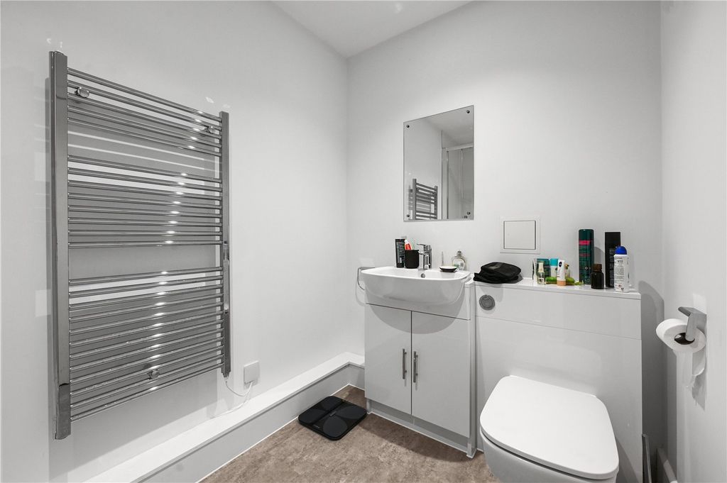 Property photo 3 of 10 Bathroom