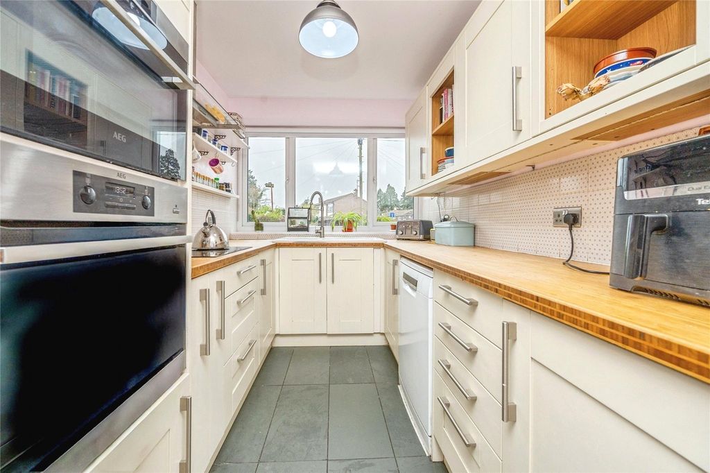 Property photo 3 of 18 Kitchen