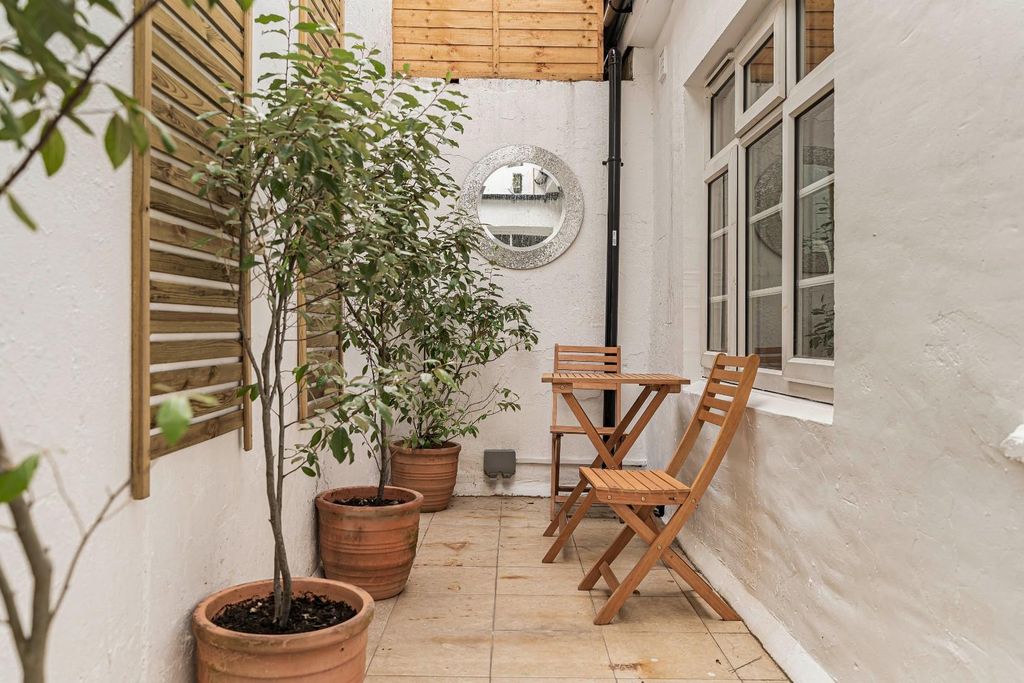 Property photo 3 of 22 21_61813.Jpg