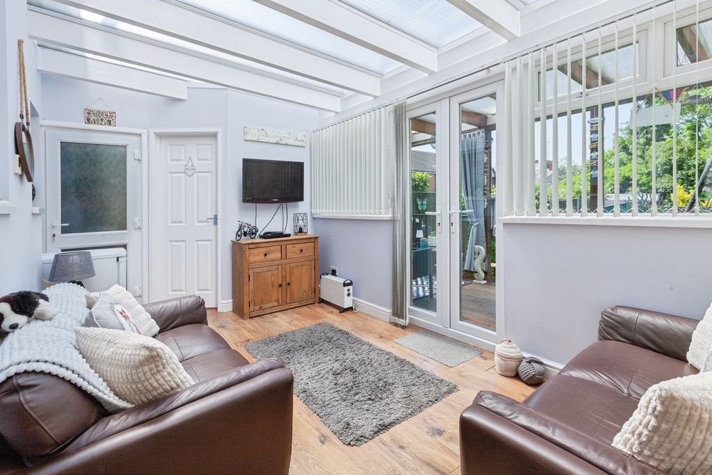 Property photo 3 of 16 Conservatory