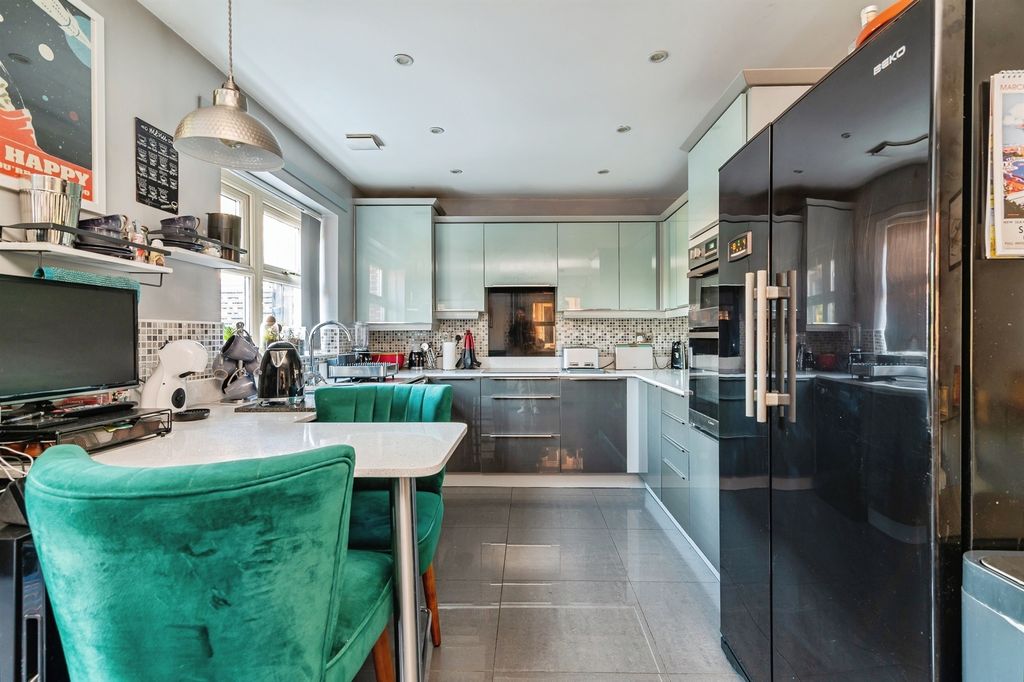 Property photo 2 of 20