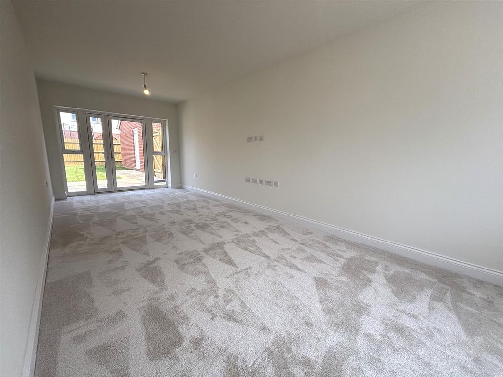 Property photo 3 of 19 Lounge