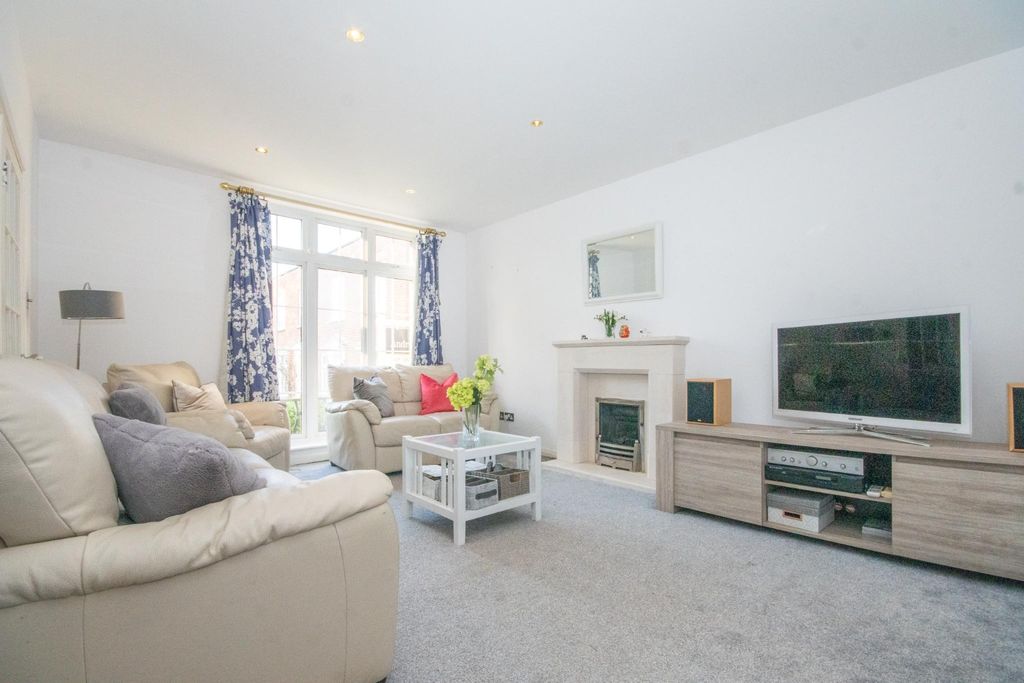Property photo 2 of 12 4125453