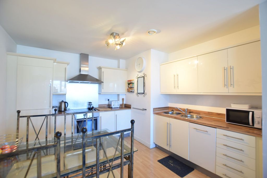 Property photo 3 of 10 Kitchen