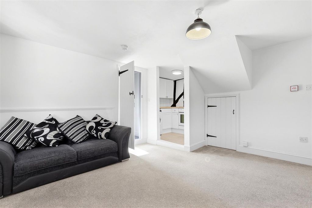 Property photo 3 of 8 Flat 4 Market Hill 1.Jpg