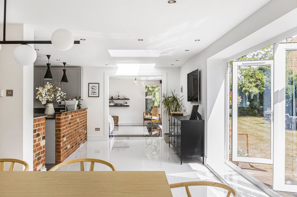 Property photo 3 of 25 Redlands