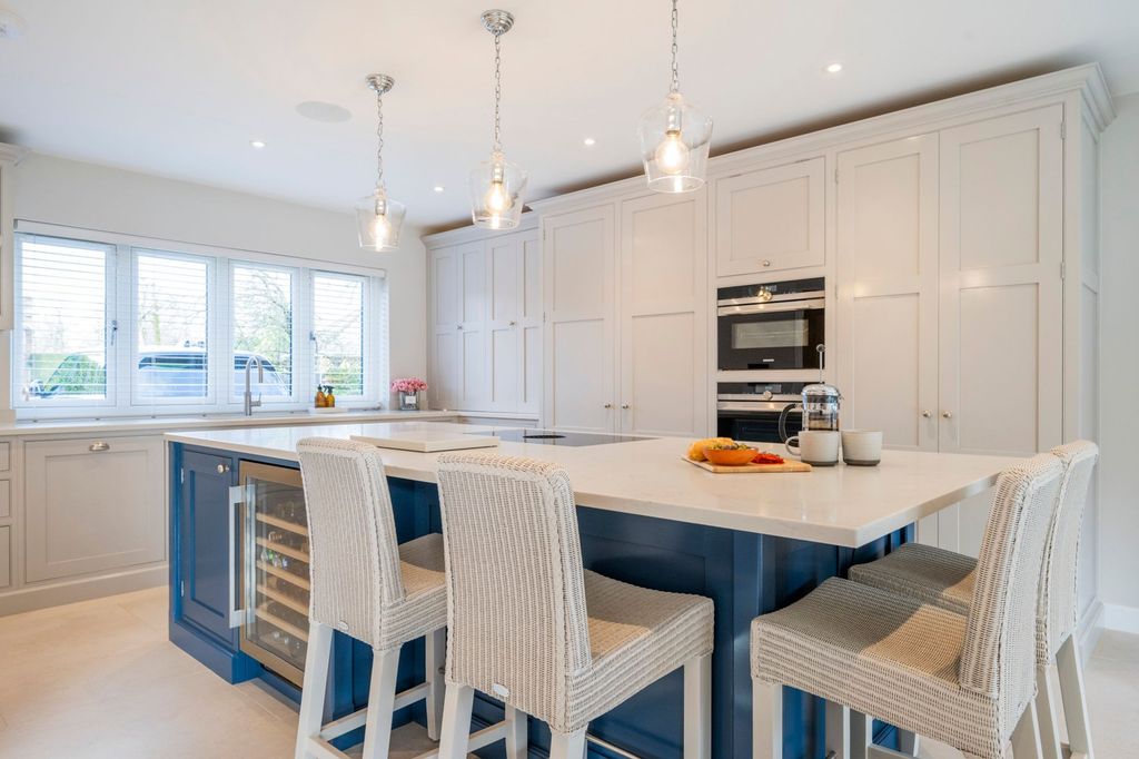 Property photo 2 of 27 Luxury Fitted Kitchen