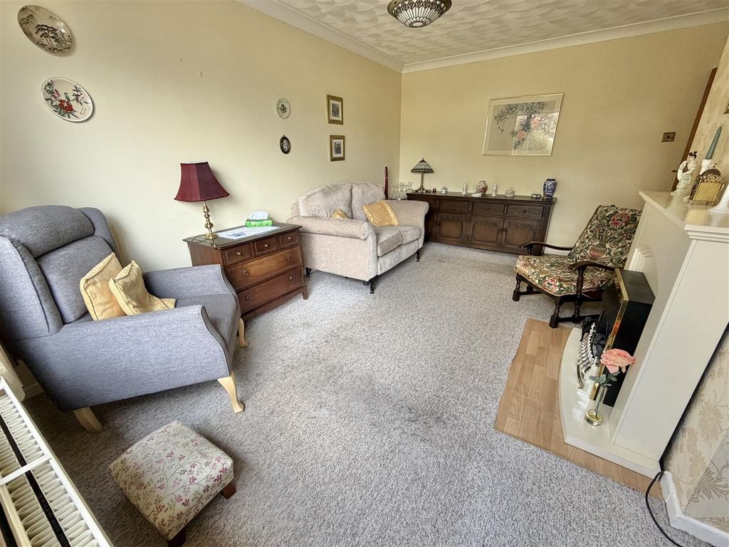 Property photo 3 of 14 Lounge