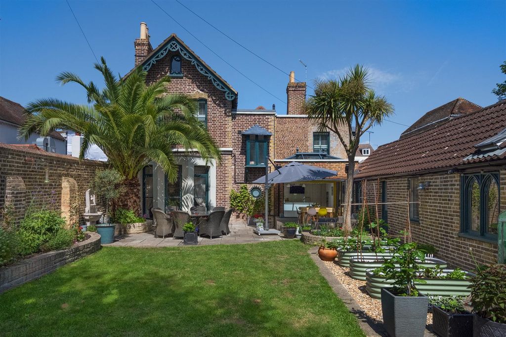 Property photo 2 of 25 Oxford Street, Whitstable