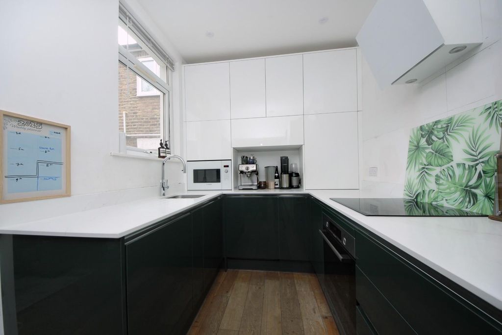 Property photo 2 of 8 Petersfield Rd (13).Jpg