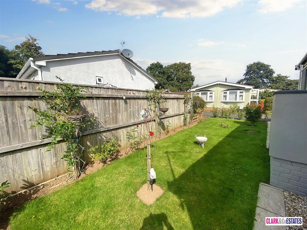 Property photo 2 of 12 Garden
