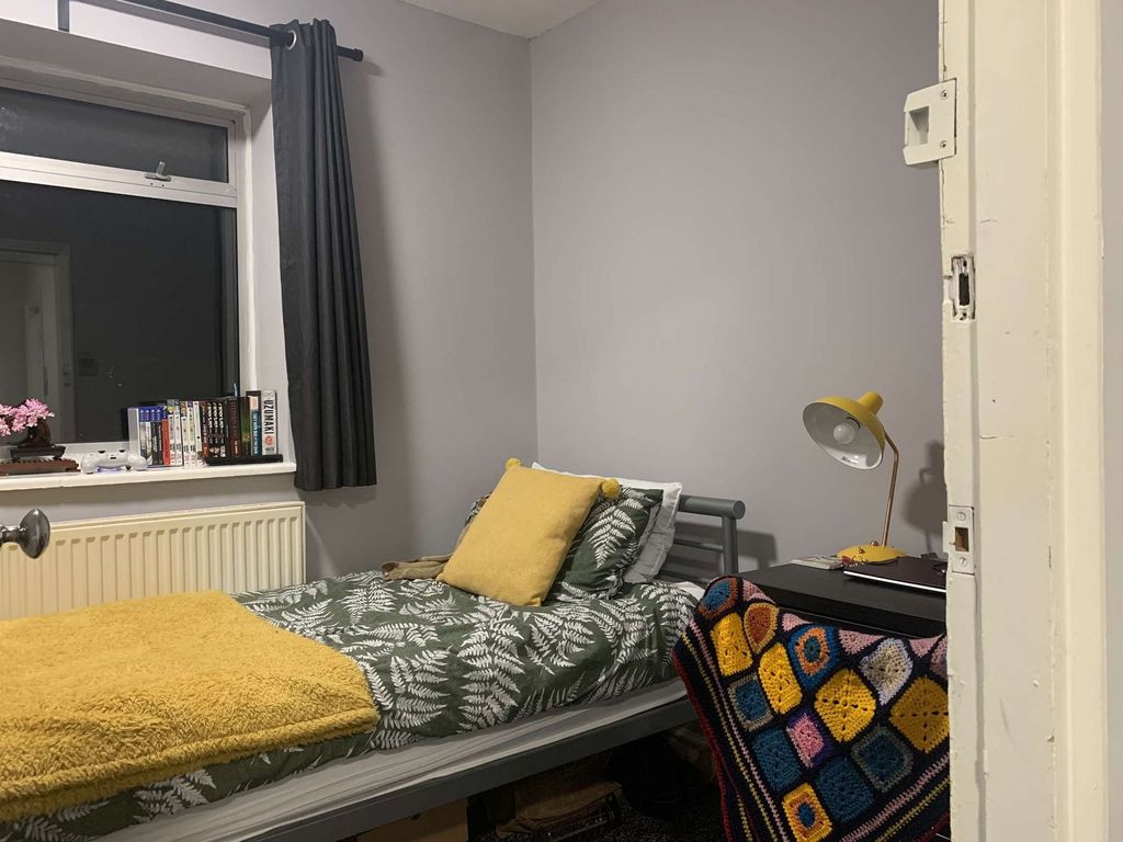 Property photo 2 of 8 Neat Single Bedroom With A Comfy Single Bed Dresse...