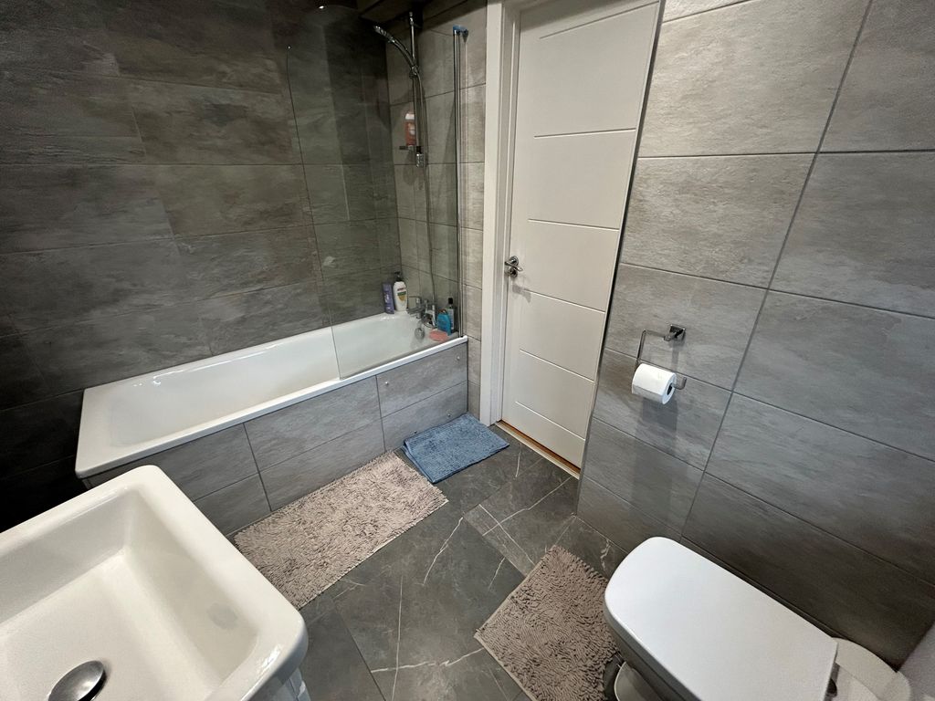 Property photo 2 of 7 Hillsidebathroom