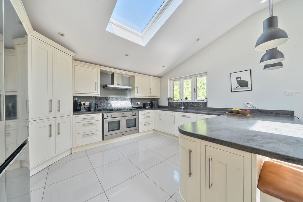 Property photo 2 of 34