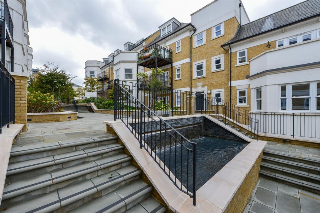 Property photo 3 of 17 Henrietta Place Tunbridge Wells16.Jpg