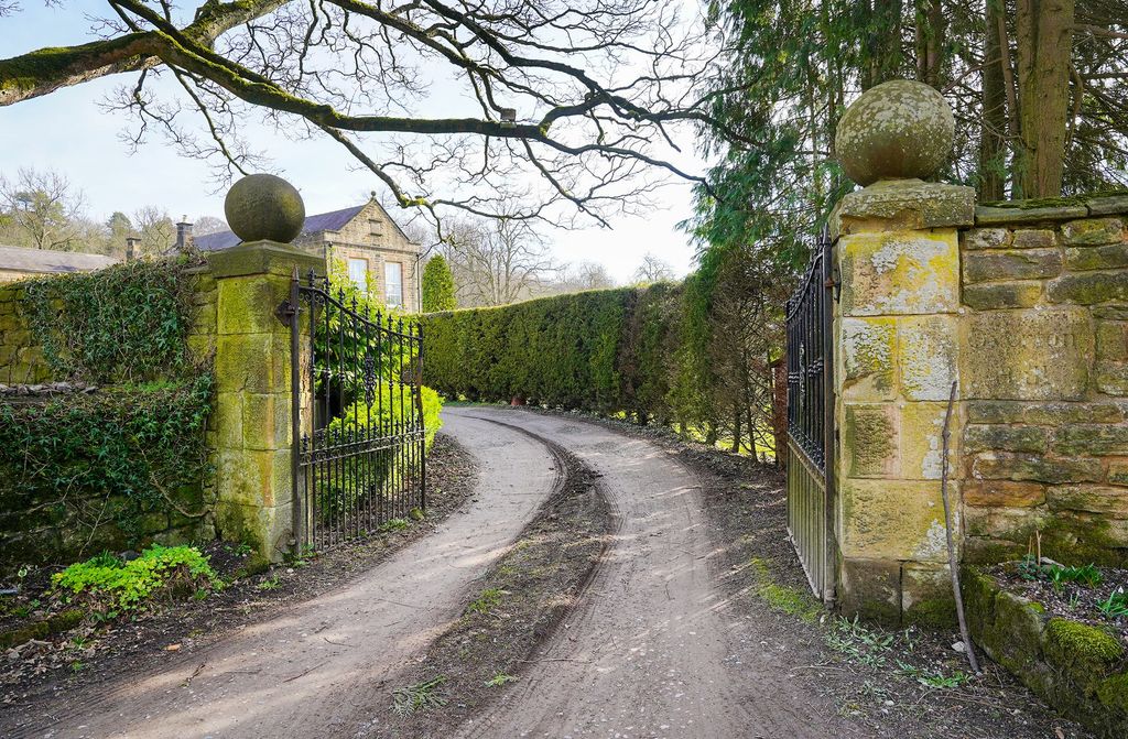 Property photo 2 of 45 Gated Entrance To Overton Hall