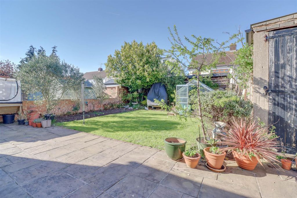 Property photo 2 of 24 126 Nevendon Road-14.Jpg