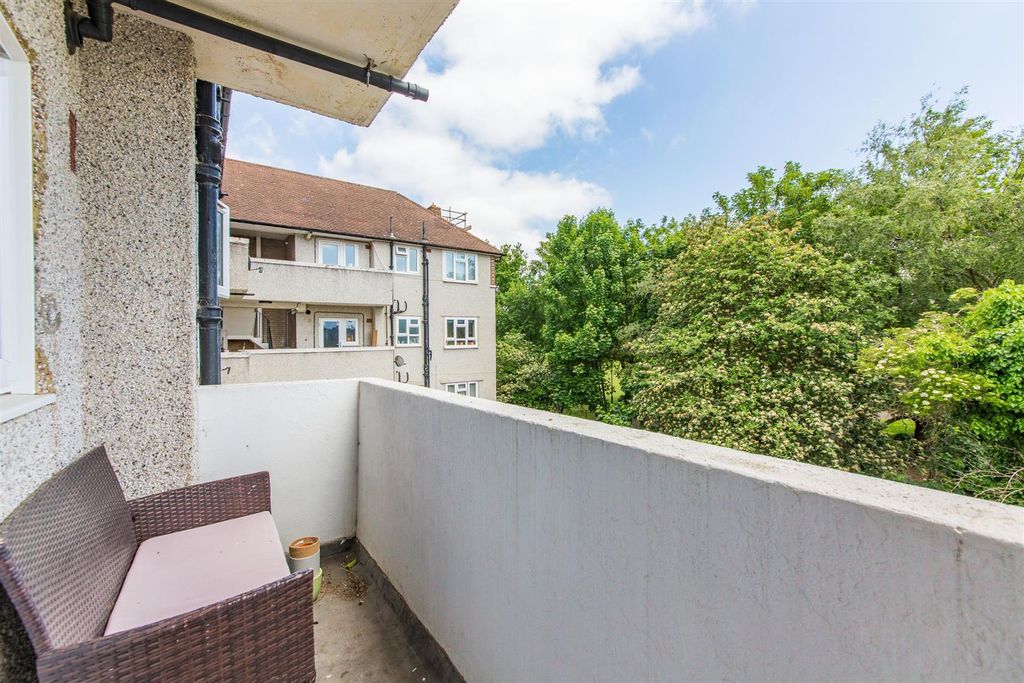 Property photo 3 of 8