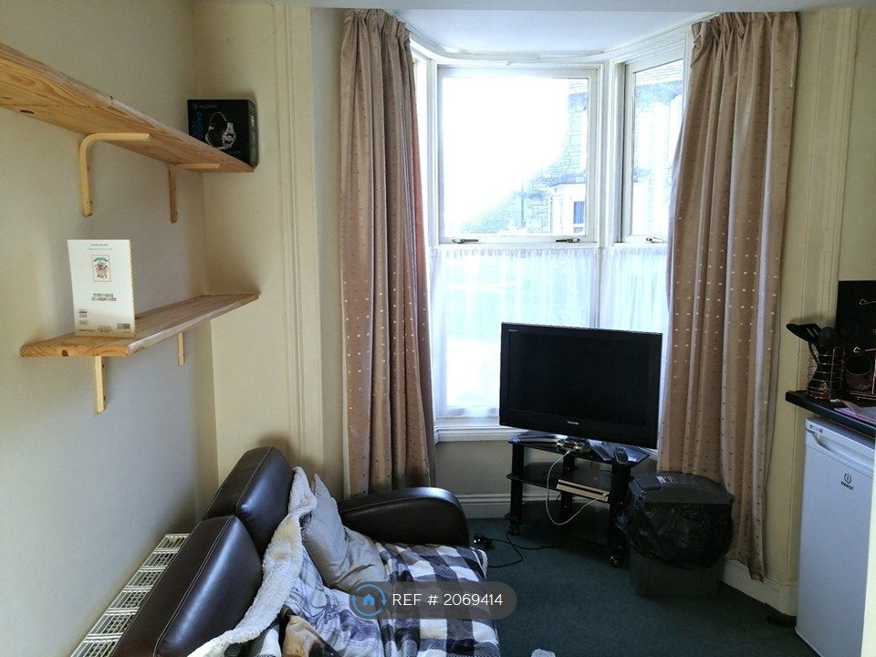 Property photo 3 of 5 Kitchen/Lounge