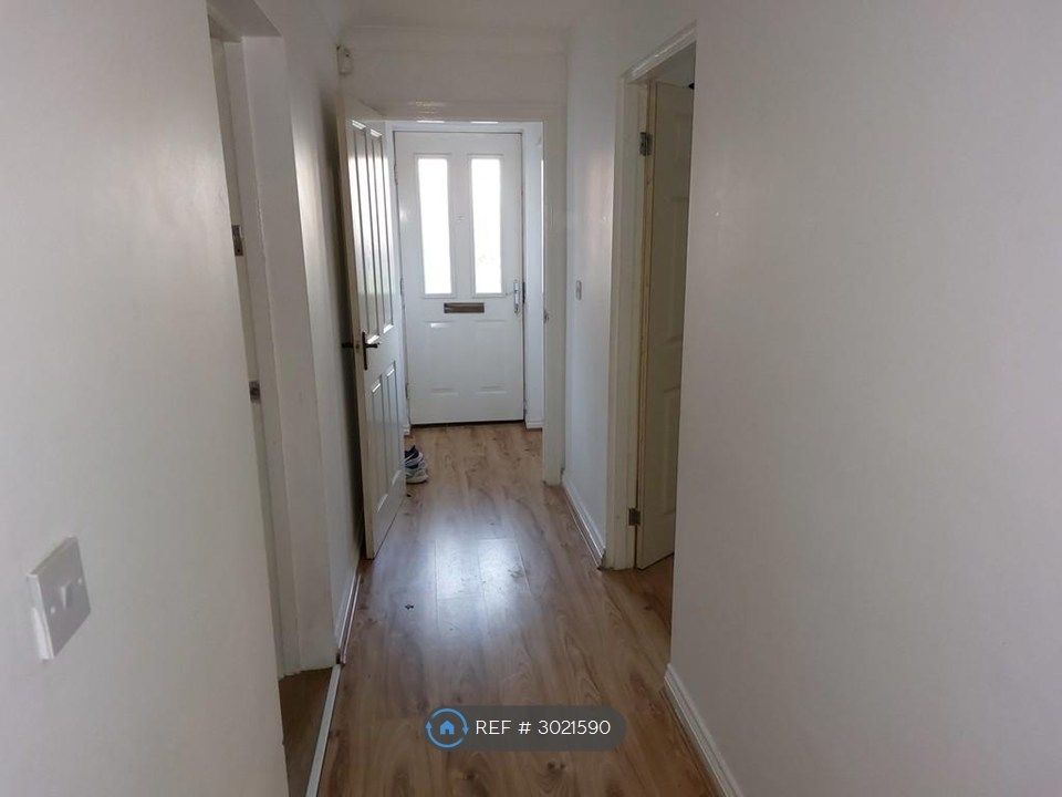 Property photo 3 of 8 Hallway
