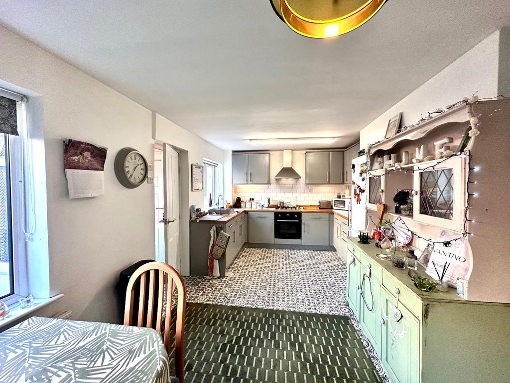 Property photo 3 of 25 Dining Kitchen