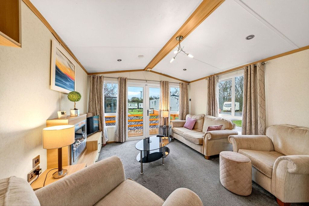 Property photo 3 of 20 Lounge