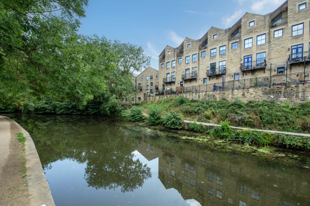Property photo 2 of 32 Canalside Exterior