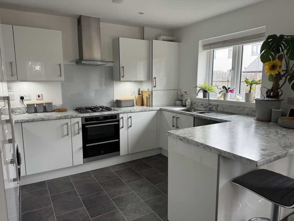 Property photo 3 of 13 Kitchen