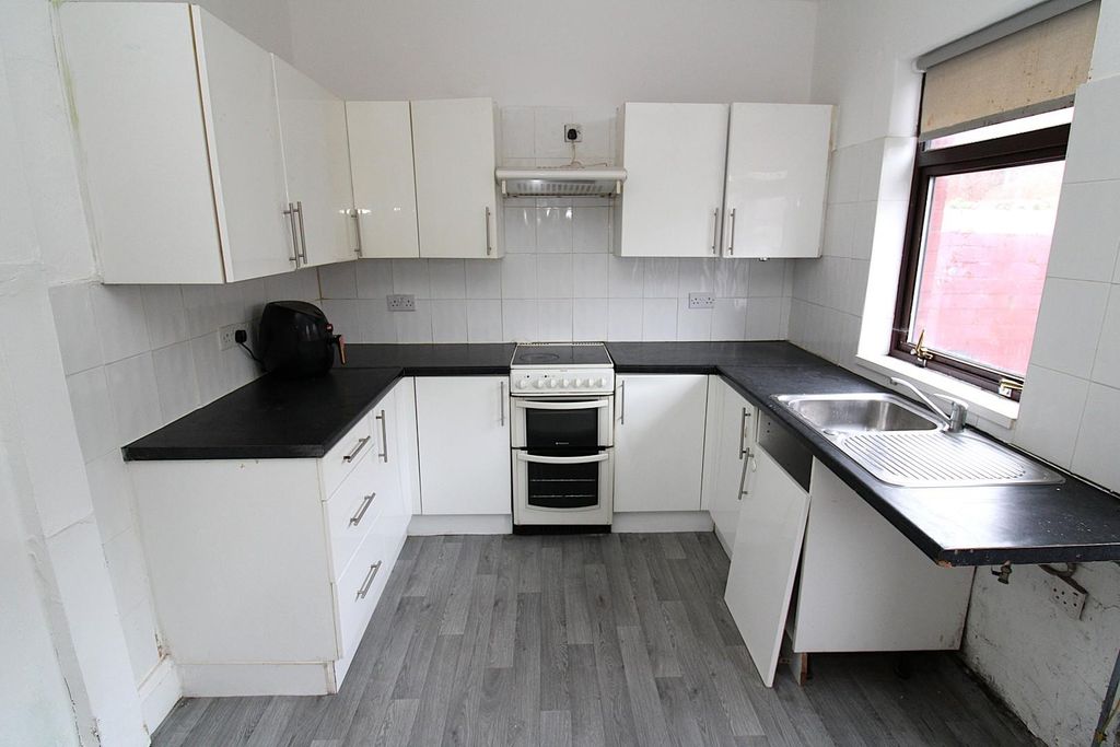 Property photo 3 of 8 Kitchen/Dining Area