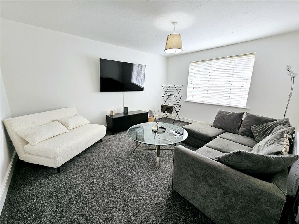 Property photo 3 of 6 Lounge