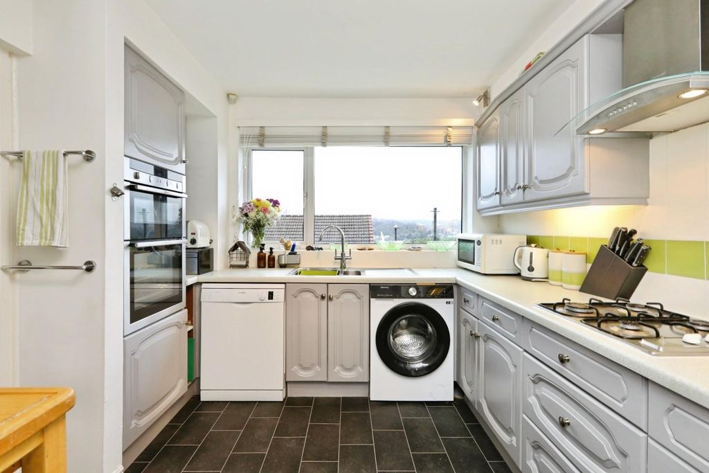 Property photo 3 of 25 Kitchen