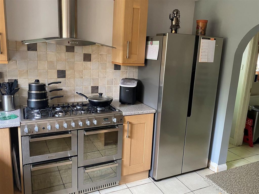 Property photo 3 of 17 Kitchen 4 33 Frog.Jpg
