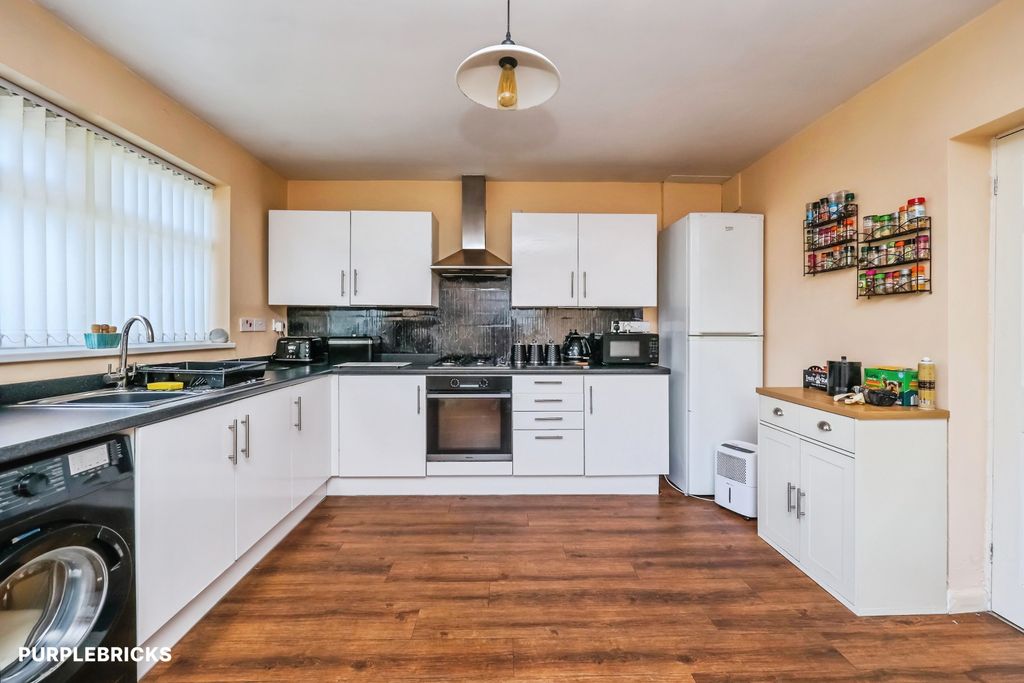 Property photo 3 of 17 Kitchen