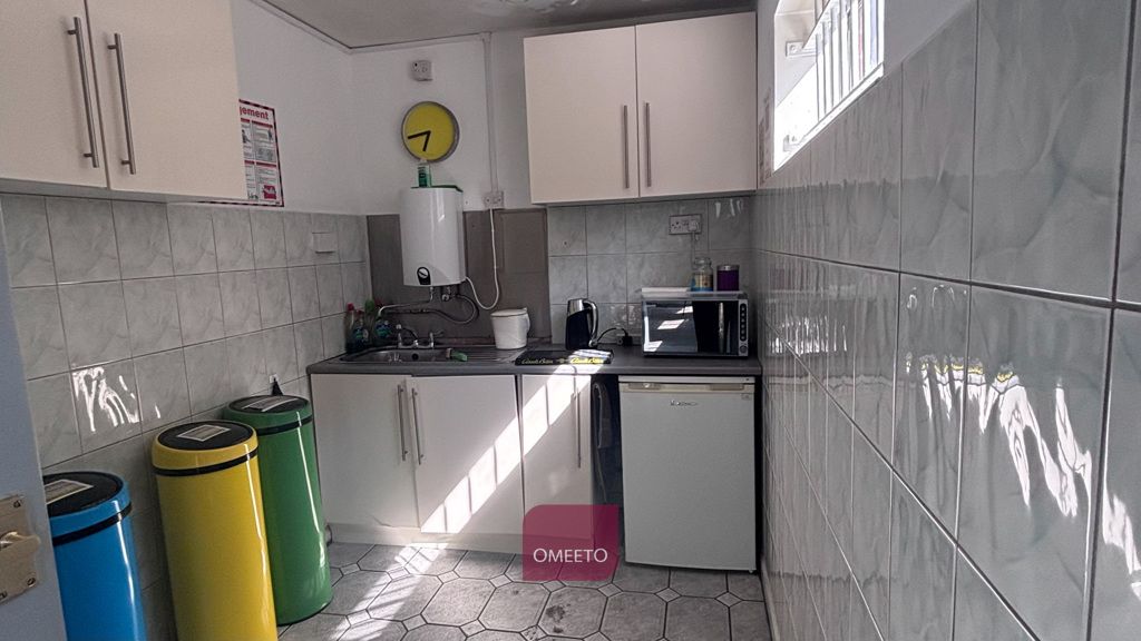 Property photo 3 of 4 Kitchenette