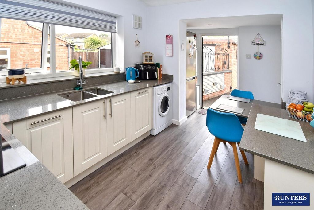 Property photo 3 of 18 Kitchen
