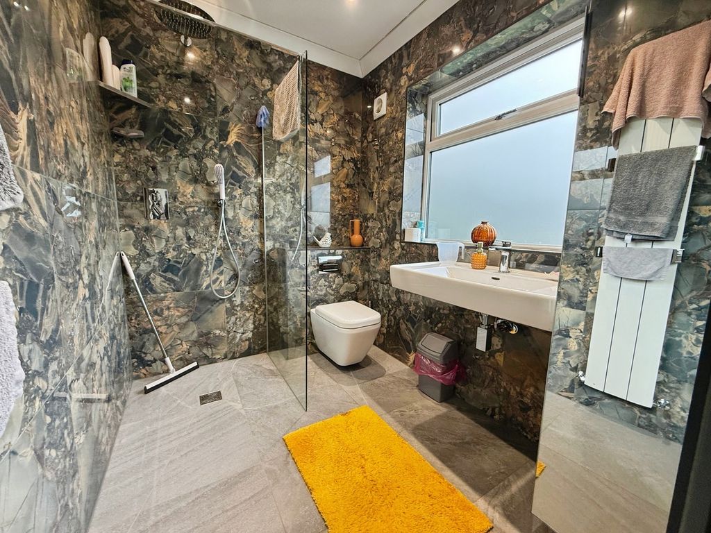 Property photo 3 of 21 Ensuite 1