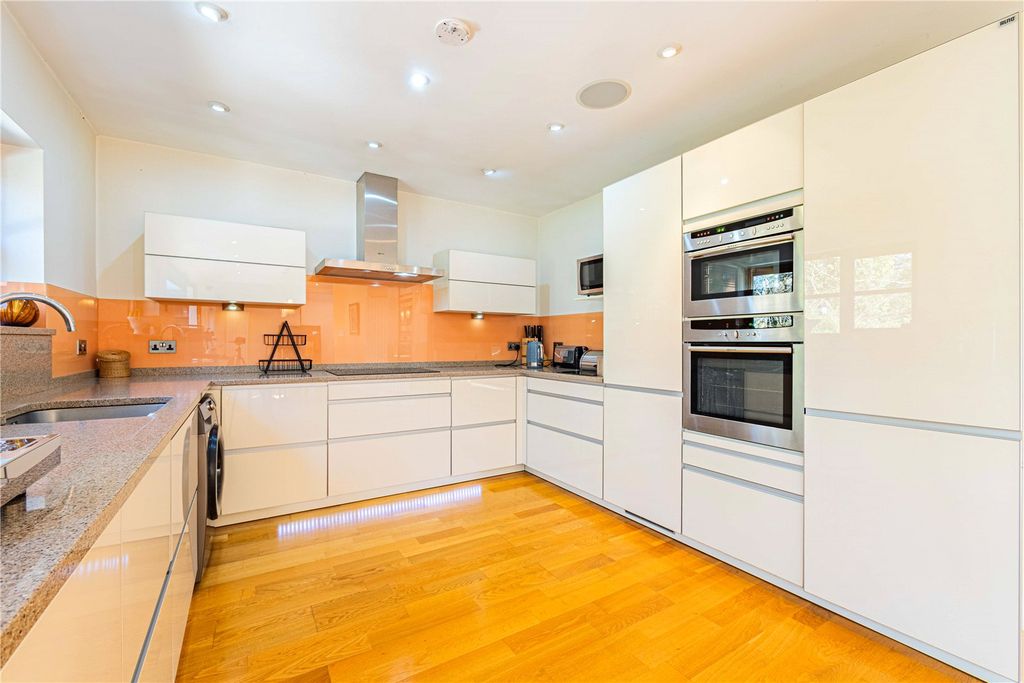 Property photo 3 of 33 Picture No. 18