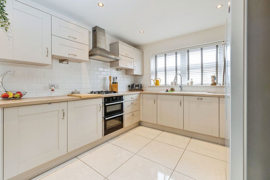 Property photo 3 of 19 Kitchen