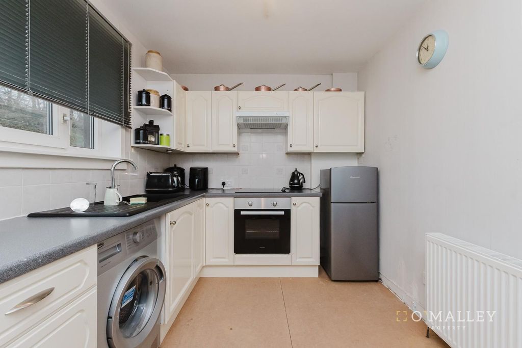 Property photo 2 of 11 Kitchen