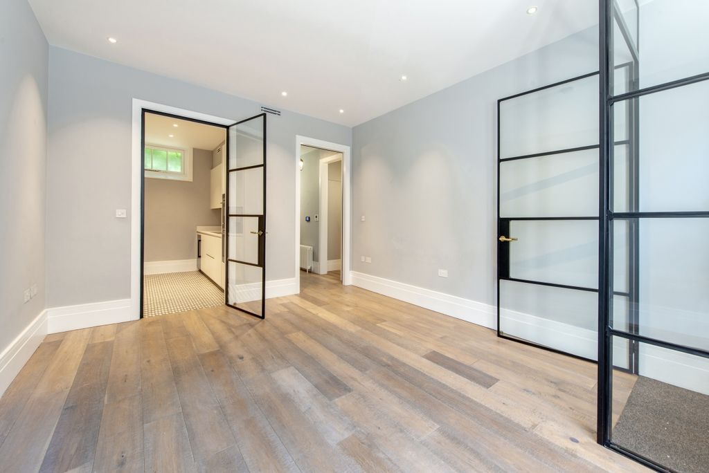 Property photo 2 of 27 Clabon Mews