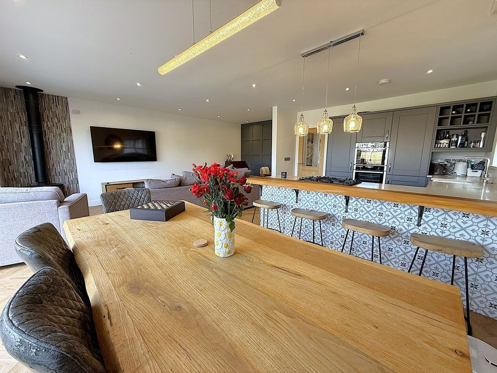 Property photo 3 of 37