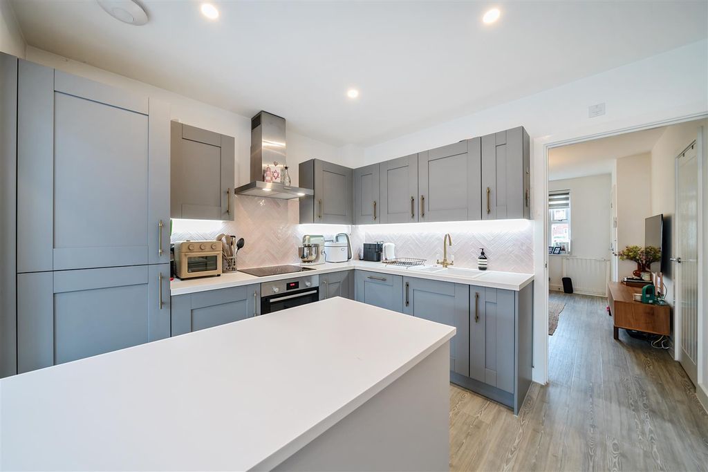 Property photo 3 of 16 Kitchen/Breakfast Room/Morning Room: