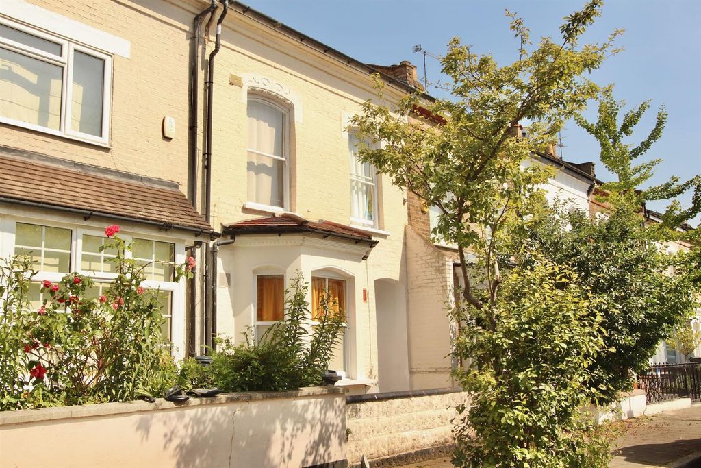 Property photo 1 of 10 Dynevor Road, N16