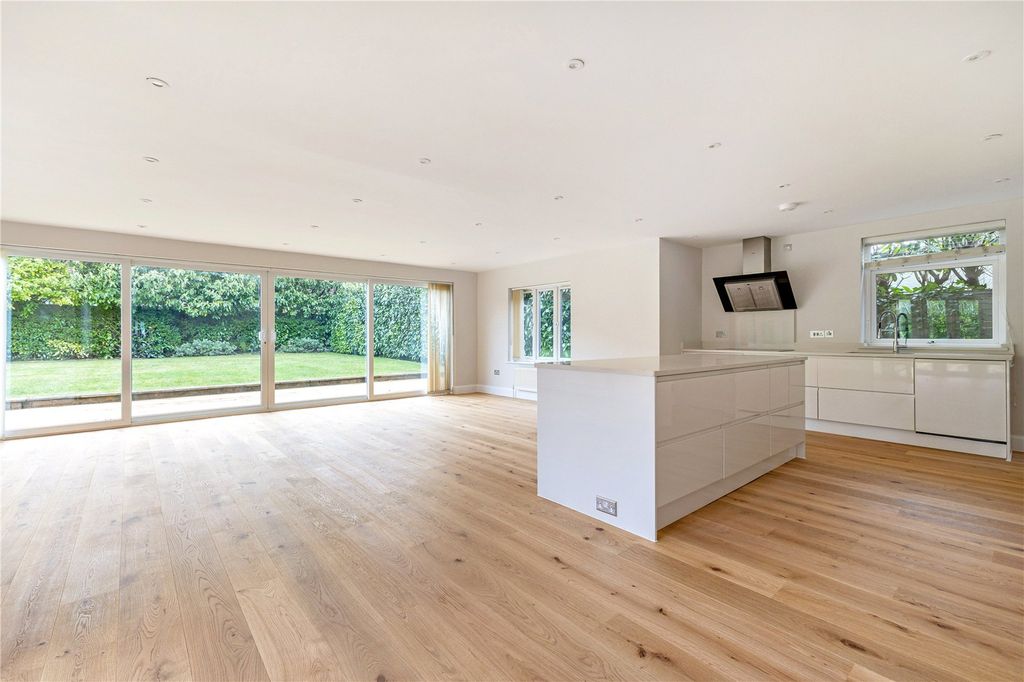 Property photo 2 of 15 Kitchen/Dining Room