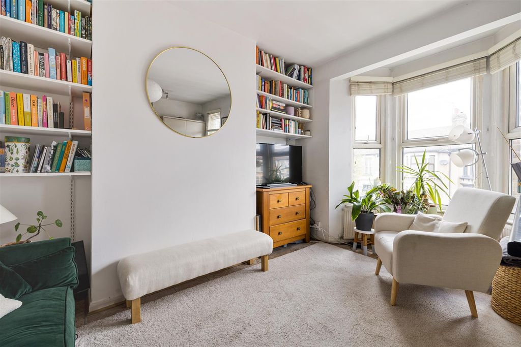 Property photo 2 of 17 Grove Green Road, E11