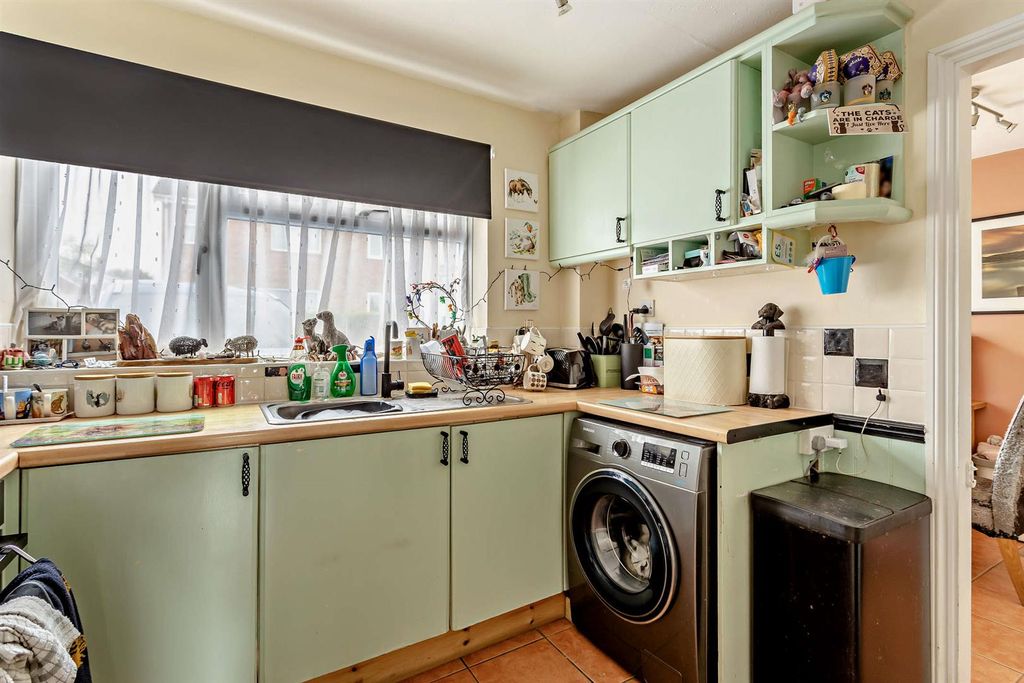 Property photo 3 of 12 8693746-Interior05-800.Jpg