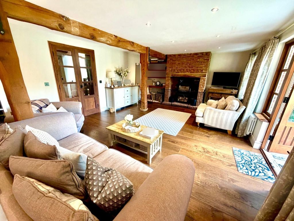 Property photo 2 of 12 Lounge