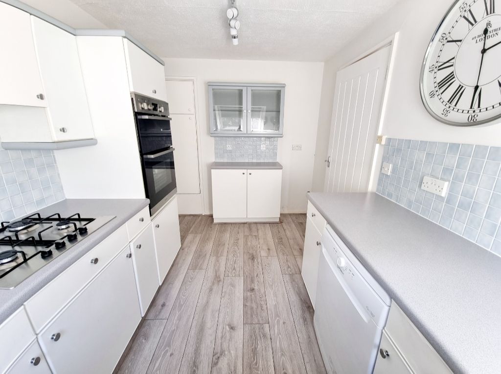 Property photo 2 of 11 Kitchen